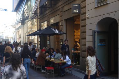 Milan (İtalya), 09 / 28 / 2025 - Milano şehir merkezinde, pahalı restoranlardan ucuz restoranlara, abur cubur barlarına, pizzacılara, kahve dükkanlarına ve çok sayıda dondurmacıya kadar pek çok yemek seçeneği var. (Edson de souza / the newws2)