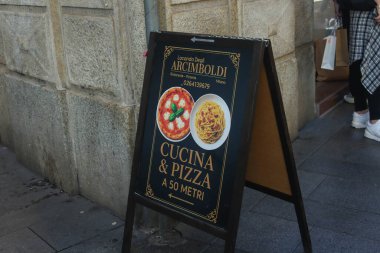 Milan (İtalya), 09 / 28 / 2025 - Milano şehir merkezinde, pahalı restoranlardan ucuz restoranlara, abur cubur barlarına, pizzacılara, kahve dükkanlarına ve çok sayıda dondurmacıya kadar pek çok yemek seçeneği var. (Edson de souza / the newws2)