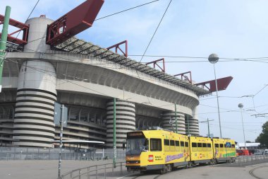 Milan (İtalya), 09 / 30 / 2025 - Milano 'daki San Siro Stadyumu' na gitmek için çeşitli toplu taşıma seçenekleri var, San Siro istasyonunda sona eren M5 metro hattı var, 16 numaralı tramvay (tramvay). (Edson de souza 2nci bölüm))   