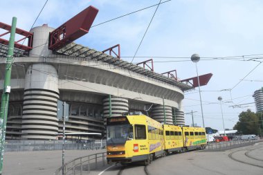 Milan (İtalya), 09 / 30 / 2025 - Milano 'daki San Siro Stadyumu' na gitmek için çeşitli toplu taşıma seçenekleri var, San Siro istasyonunda sona eren M5 metro hattı var, 16 numaralı tramvay (tramvay). (Edson de souza 2nci bölüm))   