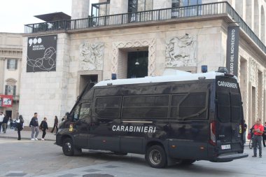 Milano (İtalya), 09 / 30 / 2025 - Milano 'daki Piazza del Duomo (Katedral Meydanı) 30 Eylül 2025 günü öğleden sonra sıkı bir şekilde polis tarafından denetlendi. (Edson De Souza / Yeniler 2) 