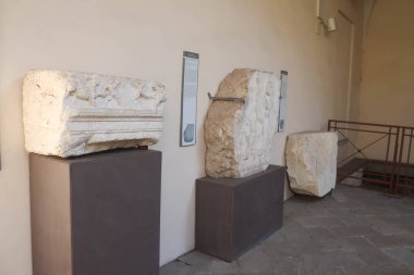 Milan (İtalya) 10 / 01 / 2025 - Milano Şehir Müzesi Arkeolojisi - bazı eser ve eserlerin sergilendiği Milan Arkeoloji Müzesi 'nin girişinin bir parçası. (Edson de souza 2nci bölüm))         