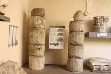 Milan (İtalya) 10 / 01 / 2025 - Milano Şehir Müzesi Arkeolojisi - bazı eser ve eserlerin sergilendiği Milan Arkeoloji Müzesi 'nin girişinin bir parçası. (Edson de souza 2nci bölüm))         