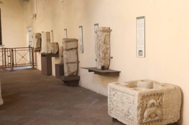 Milan (İtalya) 10 / 01 / 2025 - Milano Şehir Müzesi Arkeolojisi - bazı eser ve eserlerin sergilendiği Milan Arkeoloji Müzesi 'nin girişinin bir parçası. (Edson de souza 2nci bölüm))         