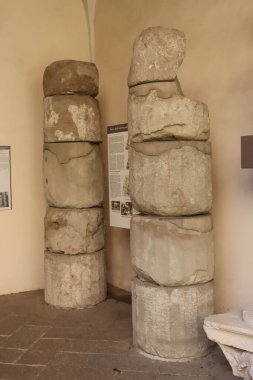 Milan (İtalya) 10 / 01 / 2025 - Milano Şehir Müzesi Arkeolojisi - bazı eser ve eserlerin sergilendiği Milan Arkeoloji Müzesi 'nin girişinin bir parçası. (Edson de souza 2nci bölüm))         