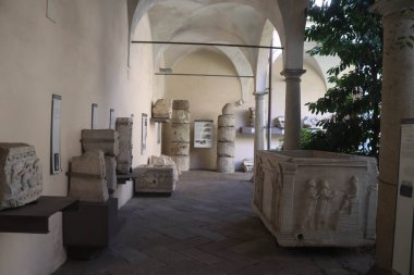 Milan (İtalya) 10 / 01 / 2025 - Milano Şehir Müzesi Arkeolojisi - bazı eser ve eserlerin sergilendiği Milan Arkeoloji Müzesi 'nin girişinin bir parçası. (Edson de souza 2nci bölüm))         