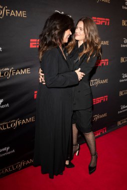 Yayın + Cable Hall of Fame Ödülleri 33. Yıldönümü Galası. 30 Eylül 2025, New York, ABD: (L-R) Valerie Bertinelli ve Drew Barrymore, Yayın + Cable Hall of Fame Ödülleri 33. (M10 'lar\ yeni 2ler))