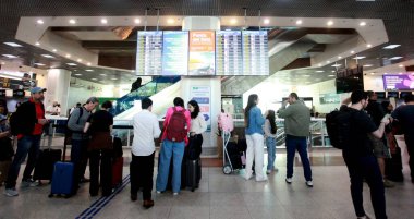 Rio de Janeiro, RJ, 30 Eylül 2025 - Rio de Janeiro şehir merkezindeki Santos Dumont Havaalanı, 30 Eylül Salı sabahı pistteki petrol sızıntısı nedeniyle kapatıldı. Uçuşlar iptal edildi ve ertelendi. (YENİ HİKAYE))    