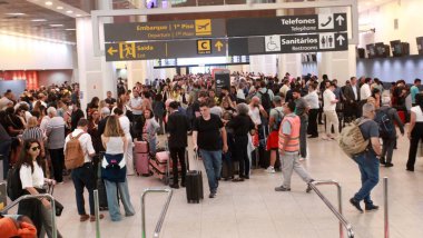 Rio de Janeiro, RJ, 30 Eylül 2025 - Rio de Janeiro şehir merkezindeki Santos Dumont Havaalanı, 30 Eylül Salı sabahı pistteki petrol sızıntısı nedeniyle kapatıldı. Uçuşlar iptal edildi ve ertelendi. (YENİ HİKAYE))    