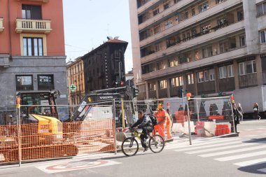 Milan (İtalya) 10 / 02 / 2025 - Milano trafiği / merkezi - bu Perşembe öğleden sonra, 2 Ekim 2025, Milano şehir merkezinde yoğun trafik vardı (Edson De Souza / Thenews2)                 