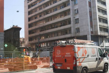 Milan (İtalya) 10 / 02 / 2025 - Milano trafiği / merkezi - bu Perşembe öğleden sonra, 2 Ekim 2025, Milano şehir merkezinde yoğun trafik vardı (Edson De Souza / Thenews2)                 