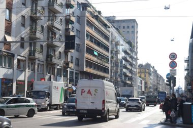 Milan (İtalya) 10 / 02 / 2025 - Milano trafiği / merkezi - bu Perşembe öğleden sonra, 2 Ekim 2025, Milano şehir merkezinde yoğun trafik vardı (Edson De Souza / Thenews2)                 