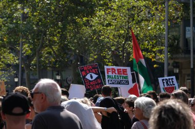 Barselona (ESP), 10 / 04 / 2025 - Protesto / Pro Filistin / Filo - Barselona, Filistin halkı ve Gazze Filosu 'nu desteklemek amacıyla bu Cumartesi günü yaklaşık 70 bin kişiyi bir araya getirdi. (Vanessa yeni 2 'yi yapabilir.))          