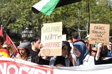 Barselona (ESP), 10 / 04 / 2025 - Protesto / Pro Filistin / Filo - Barselona, Filistin halkı ve Gazze Filosu 'nu desteklemek amacıyla bu Cumartesi günü yaklaşık 70 bin kişiyi bir araya getirdi. (Vanessa yeni 2 'yi yapabilir.))          