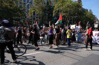 Barselona (ESP), 10 / 04 / 2025 - Protesto / Pro Filistin / Filo - Barselona, Filistin halkı ve Gazze Filosu 'nu desteklemek amacıyla bu Cumartesi günü yaklaşık 70 bin kişiyi bir araya getirdi. (Vanessa yeni 2 'yi yapabilir.))          
