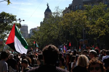 Barselona (ESP), 10 / 04 / 2025 - Protesto / Pro Filistin / Filo - Barselona, Filistin halkı ve Gazze Filosu 'nu desteklemek amacıyla bu Cumartesi günü yaklaşık 70 bin kişiyi bir araya getirdi. (Vanessa yeni 2 'yi yapabilir.))          