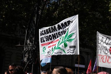 Barselona (ESP), 10 / 04 / 2025 - Protesto / Pro Filistin / Filo - Barselona, Filistin halkı ve Gazze Filosu 'nu desteklemek amacıyla bu Cumartesi günü yaklaşık 70 bin kişiyi bir araya getirdi. (Vanessa yeni 2 'yi yapabilir.))          