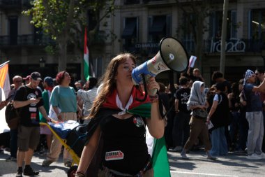 Barselona (ESP), 10 / 04 / 2025 - Protesto / Pro Filistin / Filo - Barselona, Filistin halkı ve Gazze Filosu 'nu desteklemek amacıyla bu Cumartesi günü yaklaşık 70 bin kişiyi bir araya getirdi. (Vanessa yeni 2 'yi yapabilir.))          