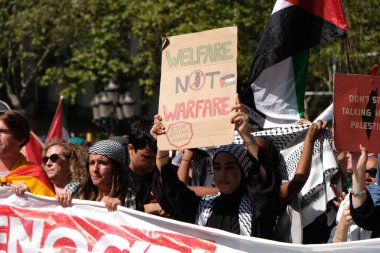 Barselona (ESP), 10 / 04 / 2025 - Protesto / Pro Filistin / Filo - Barselona, Filistin halkı ve Gazze Filosu 'nu desteklemek amacıyla bu Cumartesi günü yaklaşık 70 bin kişiyi bir araya getirdi. (Vanessa yeni 2 'yi yapabilir.))          