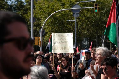 Barselona (ESP), 10 / 04 / 2025 - Protesto / Pro Filistin / Filo - Barselona, Filistin halkı ve Gazze Filosu 'nu desteklemek amacıyla bu Cumartesi günü yaklaşık 70 bin kişiyi bir araya getirdi. (Vanessa yeni 2 'yi yapabilir.))          