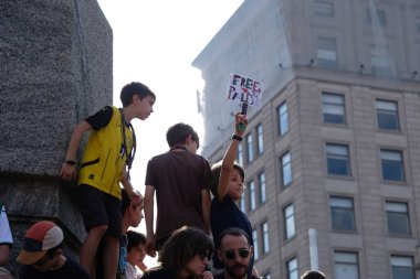 Barselona (ESP), 10 / 04 / 2025 - Protesto / Pro Filistin / Filo - Barselona, Filistin halkı ve Gazze Filosu 'nu desteklemek amacıyla bu Cumartesi günü yaklaşık 70 bin kişiyi bir araya getirdi. (Vanessa yeni 2 'yi yapabilir.))          
