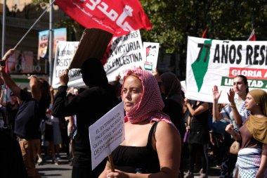 Barselona (ESP), 10 / 04 / 2025 - Protesto / Pro Filistin / Filo - Barselona, Filistin halkı ve Gazze Filosu 'nu desteklemek amacıyla bu Cumartesi günü yaklaşık 70 bin kişiyi bir araya getirdi. (Vanessa yeni 2 'yi yapabilir.))          