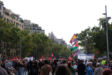 Barselona (ESP), 10 / 04 / 2025 - Protesto / Pro Filistin / Filo - Barselona, Filistin halkı ve Gazze Filosu 'nu desteklemek amacıyla bu Cumartesi günü yaklaşık 70 bin kişiyi bir araya getirdi. (Vanessa yeni 2 'yi yapabilir.))          
