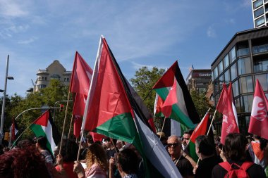 Barselona (ESP), 10 / 04 / 2025 - Protesto / Pro Filistin / Filo - Barselona, Filistin halkı ve Gazze Filosu 'nu desteklemek amacıyla bu Cumartesi günü yaklaşık 70 bin kişiyi bir araya getirdi. (Vanessa yeni 2 'yi yapabilir.))          