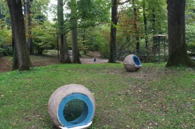 Milan (İtalya), 3 Ekim 2025 - Giardino di Villa Reale, 18. yüzyılın sonunda, konağın Kont Ludovico Barbiano di Belgioioso tarafından işgal edildiği dönemde bile, ormana gömüldü. (Edson de souza 2nci bölüm))        