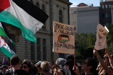 Barselona (ESP), 10 / 04 / 2025 - Protesto / Pro Filistin / Filo - Barselona, Filistin halkı ve Gazze Filosu 'nu desteklemek amacıyla bu Cumartesi günü yaklaşık 70 bin kişiyi bir araya getirdi. (Vanessa yeni 2 'yi yapabilir.))          