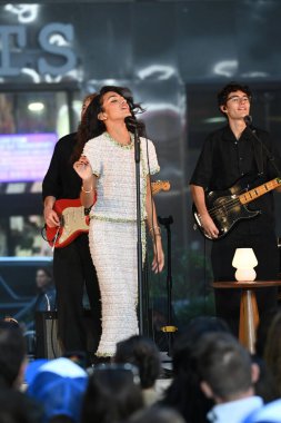 3 Ekim 2025, New York, New York, U.S.A, Olivia Dean, uluslararası bir İngiliz şarkıcı ve söz yazarı, TODAY Show 'da NBC Citi Konseri' nde sahne aldı. (Muzaffer m matos\ the new s2)       