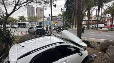 Sao Paulo (SP), 10 / 4 / 2025 - Avenida Inajar de Souza 'da meydana gelen bir trafik kazası iki arabayı tahrip etti ve iki kişi yaralandı. Polise göre biri sokak yarışçısıymış ve sarhoşmuş. (oslaim brito\ the new 2color)      