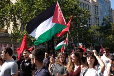 Barselona (ESP), 10 / 04 / 2025 - Protesto / Pro Filistin / Filo - Barselona, Filistin halkı ve Gazze Filosu 'nu desteklemek amacıyla bu Cumartesi günü yaklaşık 70 bin kişiyi bir araya getirdi. (Vanessa yeni 2 'yi yapabilir.))          