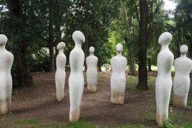 Milan (İtalya), 3 Ekim 2025 - Giardino di Villa Reale, 18. yüzyılın sonunda, konağın Kont Ludovico Barbiano di Belgioioso tarafından işgal edildiği dönemde bile, ormana gömüldü. (Edson de souza 2nci bölüm))        