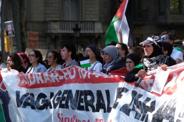 Barselona (ESP), 10 / 04 / 2025 - Protesto / Pro Filistin / Filo - Barselona, Filistin halkı ve Gazze Filosu 'nu desteklemek amacıyla bu Cumartesi günü yaklaşık 70 bin kişiyi bir araya getirdi. (Vanessa yeni 2 'yi yapabilir.))          