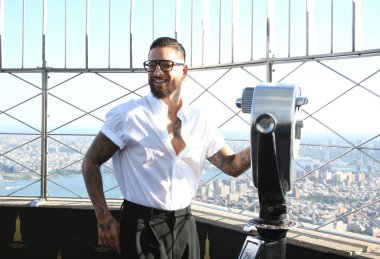 Maluma, Patron Parfümleri ile birlikte Empire State Binası 'nı Özel Aydınlatma ve Performans için ziyaret ediyor. 3 Ekim 2025, New York, ABD: Maluma, Kolombiyalı şarkıcı-söz yazarı, rapçi. (niyi fote\ theenews2)       
