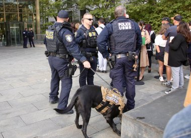 Sean Diddy Combs haraç kesme komplosundan suçlu bulundu. 3 Ekim 2025, New York, ABD: NYPD ve K-9 köpeği 