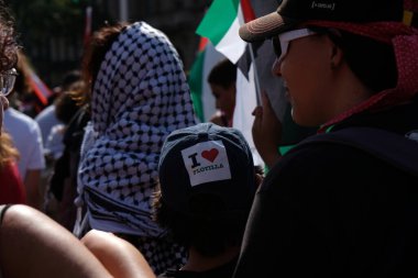 Barselona (ESP), 10 / 04 / 2025 - Protesto / Pro Filistin / Filo - Barselona, Filistin halkı ve Gazze Filosu 'nu desteklemek amacıyla bu Cumartesi günü yaklaşık 70 bin kişiyi bir araya getirdi. (Vanessa yeni 2 'yi yapabilir.))          