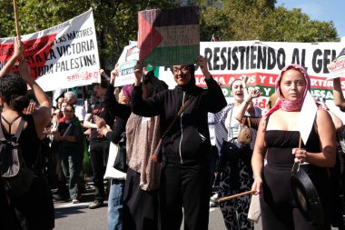 Barselona (ESP), 10 / 04 / 2025 - Protesto / Pro Filistin / Filo - Barselona, Filistin halkı ve Gazze Filosu 'nu desteklemek amacıyla bu Cumartesi günü yaklaşık 70 bin kişiyi bir araya getirdi. (Vanessa yeni 2 'yi yapabilir.))          