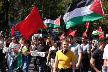 Barselona (ESP), 10 / 04 / 2025 - Protesto / Pro Filistin / Filo - Barselona, Filistin halkı ve Gazze Filosu 'nu desteklemek amacıyla bu Cumartesi günü yaklaşık 70 bin kişiyi bir araya getirdi. (Vanessa yeni 2 'yi yapabilir.))          