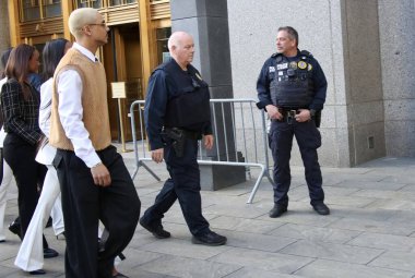 Sean Diddy Combs haraç kesme komplosundan suçlu bulundu. 3 Ekim 2025, New York, ABD: Quincy Sean Diddy Combs 'un çocuklarından biri mahkemeye geldi. (niyi fote\ theenews2)