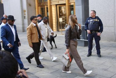 3 Ekim 2025, New York, ABD: (Mavi takım elbiseli ve siyah şapkalı) Charlie Lucci, Sean Combs 'un çocuklarının vaftiz babası ve Sean Diddy Combs' un çocukları mahkemeye geliyor. (niyi fote\ theenews2) 