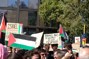 Barselona (ESP), 10 / 04 / 2025 - Protesto / Pro Filistin / Filo - Barselona, Filistin halkı ve Gazze Filosu 'nu desteklemek amacıyla bu Cumartesi günü yaklaşık 70 bin kişiyi bir araya getirdi. (Vanessa yeni 2 'yi yapabilir.))          