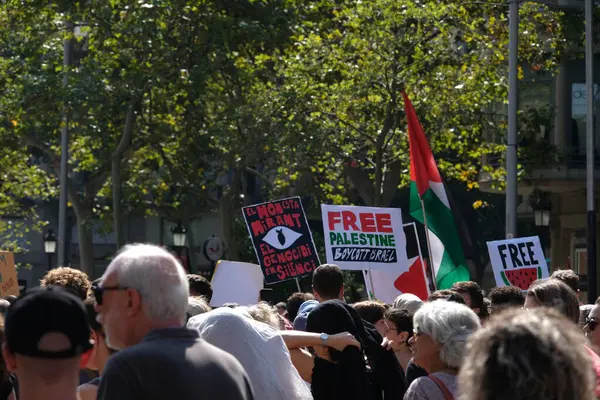 Barselona (ESP), 10 / 04 / 2025 - Protesto / Pro Filistin / Filo - Barselona, Filistin halkı ve Gazze Filosu 'nu desteklemek amacıyla bu Cumartesi günü yaklaşık 70 bin kişiyi bir araya getirdi. (Vanessa yeni 2 'yi yapabilir.))          