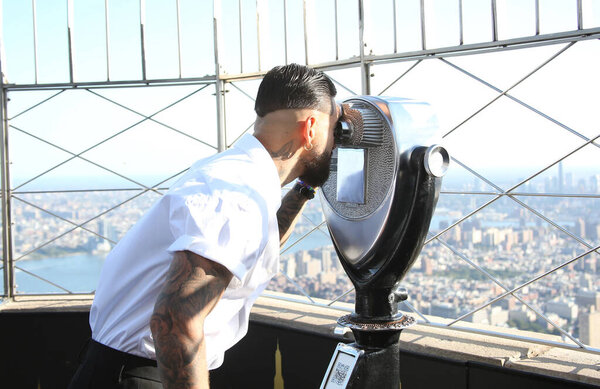 Малума посещает Эмпайр-стейт-билдинг для особого освещения и исполнения, в партнерстве с BOSS Fragrances. 3 октября 2025, Нью-Йорк, США: Малума, колумбийский певец, рэпер. (niyi fote presidentthenews2)       