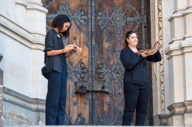 New York 'taki Aziz John Divine' da Hayvanlar Kutsaması ziyafeti. 5 Ekim 2025, New York, New York, ABD: Yılanlı yılan bakıcıları Hayvanlar Kutsaması 'na katılmak için bekliyorlar. (M10 'lar\ yeni 2ler))