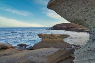 Tenerife 'nin güney sahillerinde, pumitik tüpler boldur. Şiddetli rüzgar onlarda tuhaf şekiller oluşturur..
