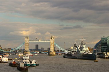 HMS Belfast, 1936 'da Kraliyet Donanması için yapılmış kasaba sınıfı hafif kruvazör. Arka planda, Tower Köprüsü. Güzel bir yaz gününde Londra. İngiltere, Birleşik Krallık
