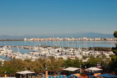 Gül Limanı 'nın manzarası. Şehir merkezinden uzak bir yerde. Güller Costa Brava 'da yer almaktadır ve İspanyol sahillerinde en çok ziyaret edilen yerlerden biridir..