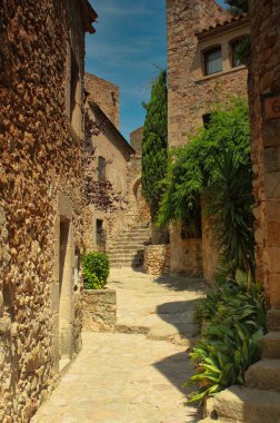 Dostlar Costa Brava 'nın en pitoresk kasabalarından biri. Eski bir kasaba olan El Pedr sayesinde. Gotik kökenli, hoş bir ortaçağ zenginliğine sahip..